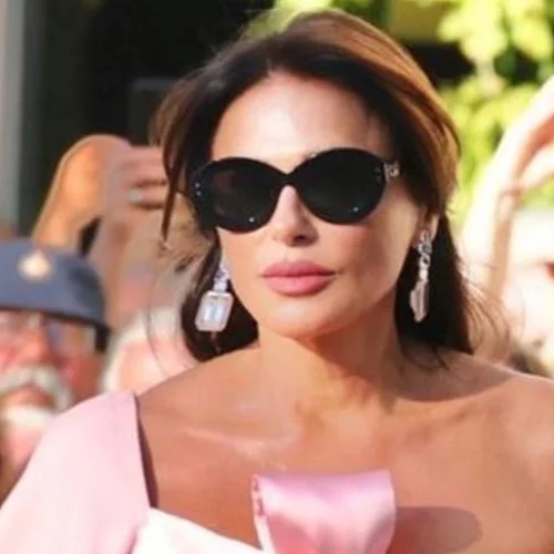 Η Σήλια Κριθαριώτη σού δείχνει πώς να ντυθείς το φθινόπωρο αν είσαι καλεσμένη σε γάμο