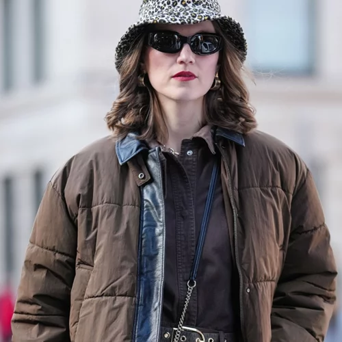 Αυτό το καφέ παντελόνι από τη Stradivarius είναι το basic ρούχο που χρειάζεσαι για εύκολες μα και chic εμφανίσεις στην καθημερινότητα