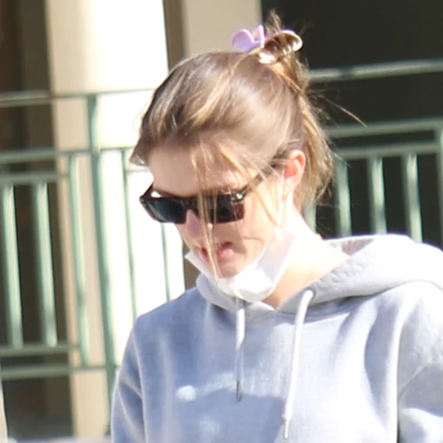 Στην Ελλάδα η Αμαλία Κωστοπούλου | Η έξοδος της 24χρονης με casual look