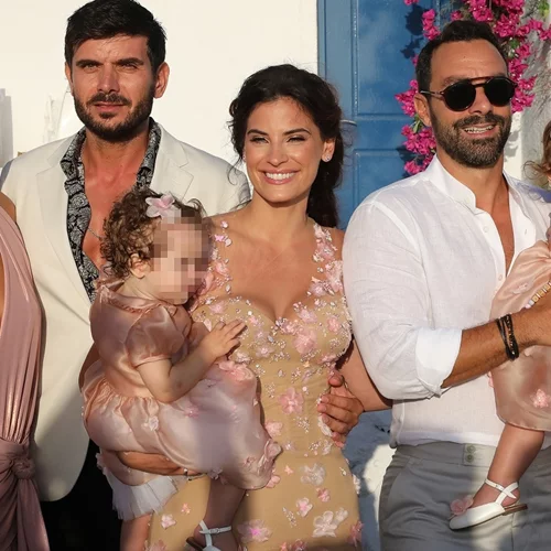 Χριστίνα Μπόμπα - Σάκης Τανιμανίδης | Όλες οι celebrity εμφανίσεις στη βάπτιση των δίδυμων κορών τους