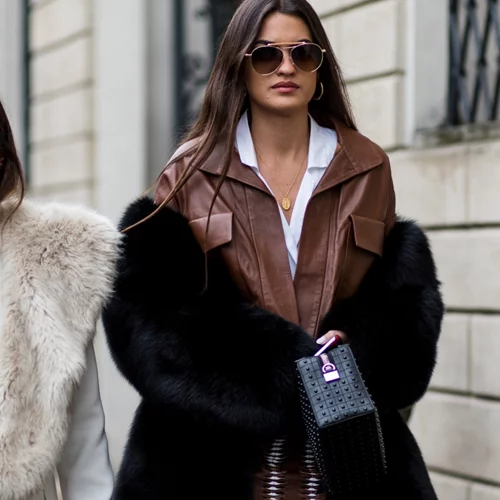 "The hug test" | Πώς θα καταλάβεις εάν το παλτό είναι πολύ μεγάλο ή μικρό για τη σιλουέτα σου