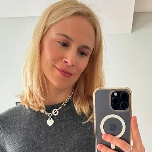 "Λιώνει" από τη ζέστη η Νάντια Μπουλέ | Η φωτογραφία μέσα από το αυτοκίνητο