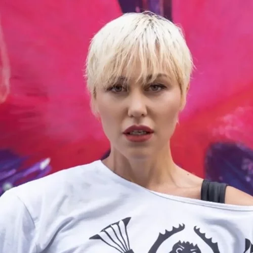 Πηνελόπη Αναστασοπούλου | Κόβει την ανάσα στο Instagram - Ποζάρει topless και εντυπωσιάζει με τα ράστα μαλλιά (Εικόνες)