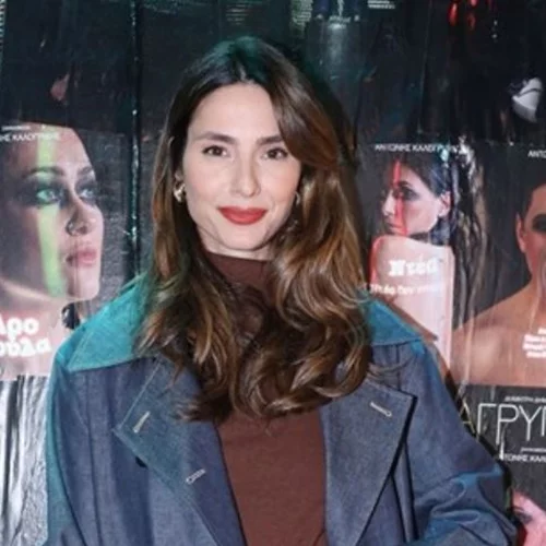 H Ηλιάνα Παπαγεωργίου ετοιμάζεται για έξοδο στη (μοντέρνα) κουζίνα του σπιτιού της