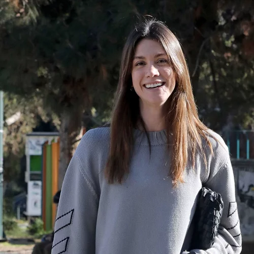 Πουκάμισο + τζιν | Η Νίκη Θωμοπούλου αναβάθμισε το πιο minimal look με τον πιο έξυπνο τρόπο