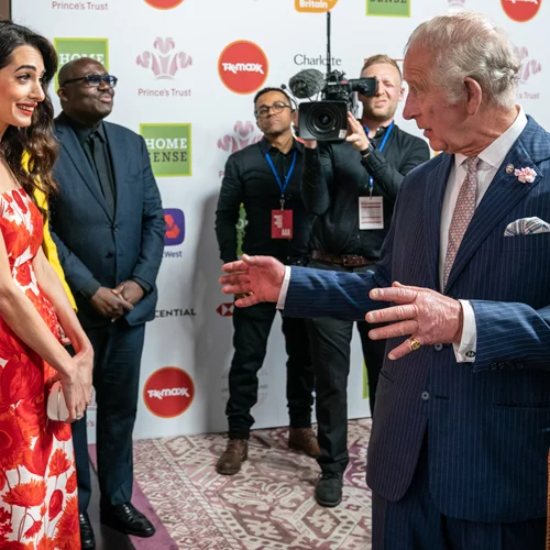 Όταν η Amal Clooney συνάντησε τον πρίγκιπα Κάρολο | Η σπάνια εμφάνιση μαζί με τη μητέρα της και το εντυπωσιακό φόρεμα