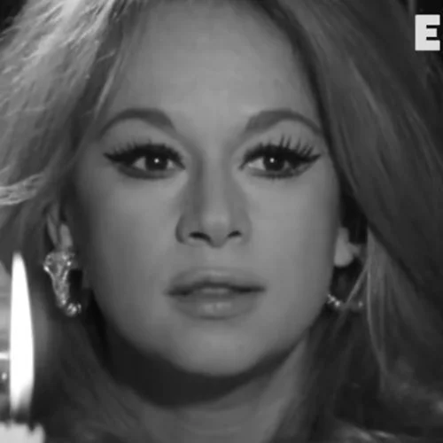 Αδημοσίευτο βίντεο από τη Στησιχόρου - Η Αλίκη ανοίγει τα δώρα με τον γιο της - Το ανοιχτό μικρόφωνο προδίδει τι του ψιθυρίζει στ΄αφτί;