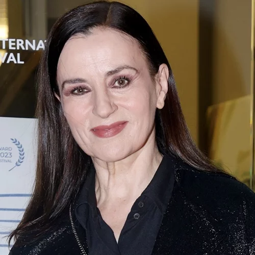 Εντυπωσιακή η Καρυοφυλλιά Καραμπέτη στην πρεμιέρα της ταινίας "Φόνισσα"