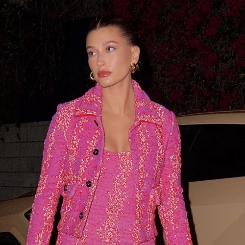 Κάν' το όπως η Hailey Bieber | Το φόρεμα που ανέδειξε τα πόδια της