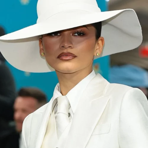 Met Gala 2025 | Η Zendaya εμπνεύστηκε από το νυφικό look της Bianca Jagger στα '70s