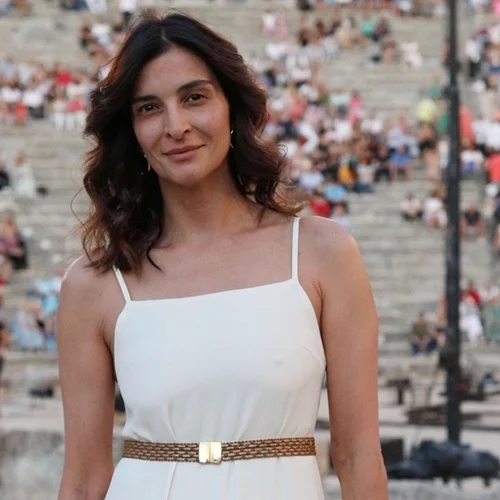 Η Αντιγόνη Κουλουκάκου με λευκό t-shirt στο σαλόνι της | Το πρωινό ξύπνημά της ηθοποιού