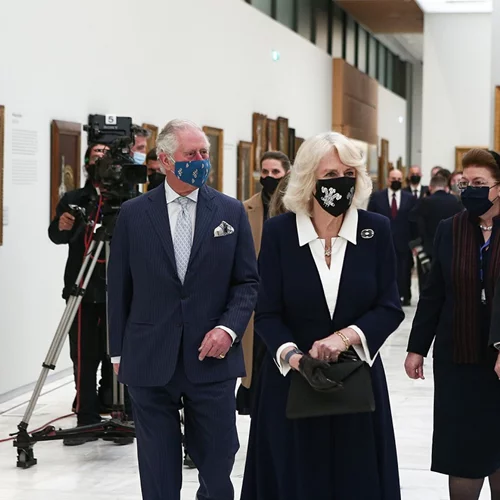 Καμίλα-πρίγκιπας Κάρολος | Οι συμβολισμοί πίσω από τις προστατευτικές τους μάσκες