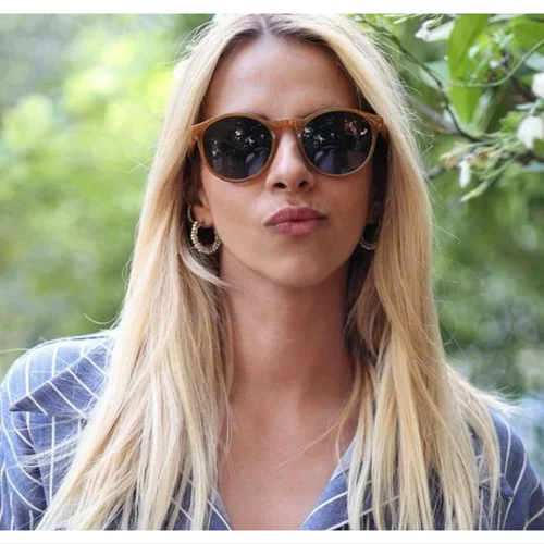 Η Τζένη Μελιτά με φλογερό κόκκινο στην πρεμιέρα του "Πρωίαν Σε Είδον"