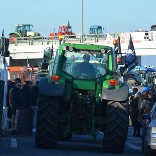 Κλιμακώνουν οι αγρότες με μπλόκα και πολύωρους αποκλεισμούς του οδικού δικτύου