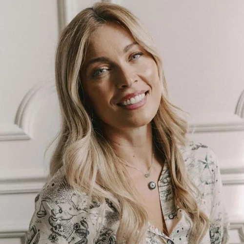 Η Μαριέττα Χρουσαλά με λευκή mini φούστα στη Νέα Υόρκη | Η φωτογραφία ανάμεσα στους ουρανοξύστες