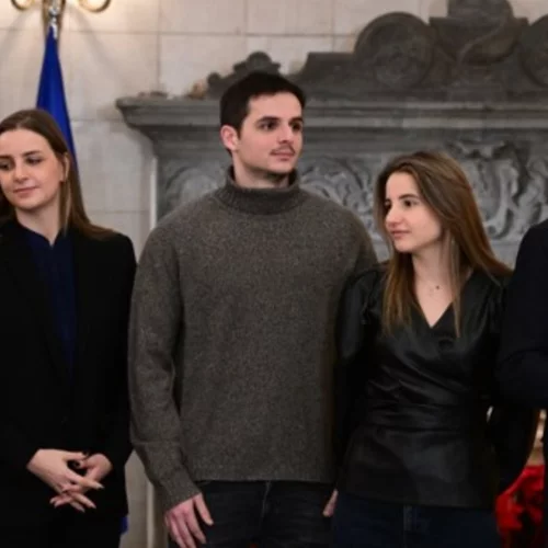 Σοφία και Δάφνη Μητσοτάκη | Οι μοντέρνες εμφανίσεις τους στο Μέγαρο Μαξίμου όπου βρέθηκαν για να ακούσουν τα κάλαντα