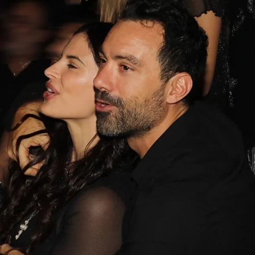 Η Χριστίνα Μπόμπα με φαρδύ denim παντελόνι και sneakers για να παρακολουθήσει τον Γιώργο Νταλάρα