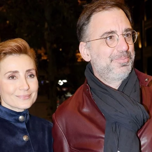 Ευδοκία Ρουμελιώτη | Εντυπωσιακή με βελούδινο σακάκι σε θεατρική πρεμιέρα