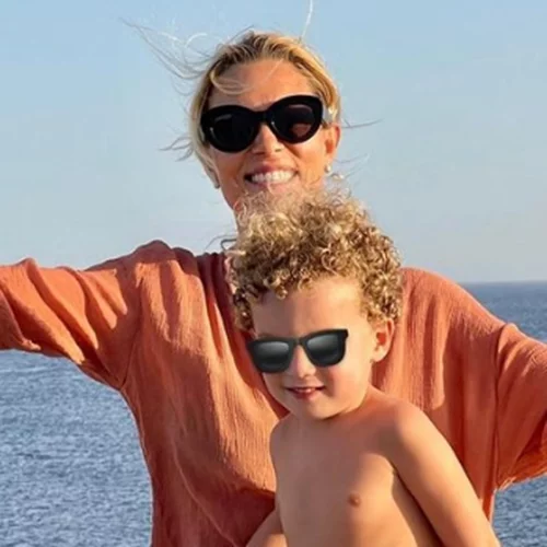 Ο ατίθασος Κάρολος Κρασσάς | Οι φωτογραφίες με τη μητέρα του, Βίκυ Καγιά, σε παραλία της Μυκόνου