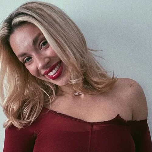 Αγνώριστη η Γαρυφαλλιά Καληφώνη στα 19 της | Η φωτογραφία από το παρελθόν της