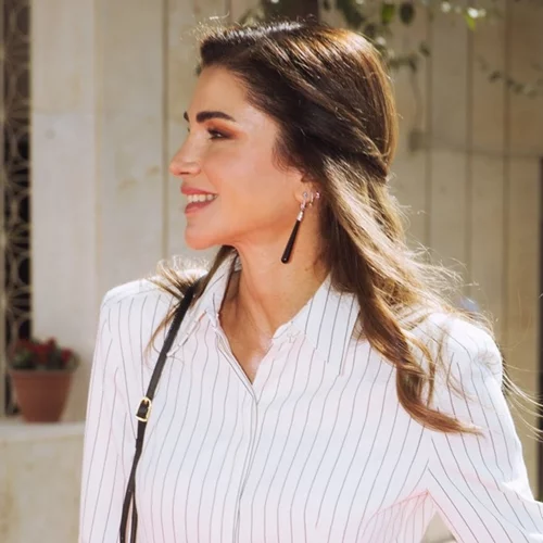 Πώς θα φορέσεις το λευκό πουκάμισο κομψά όπως η βασίλισσα Ράνια