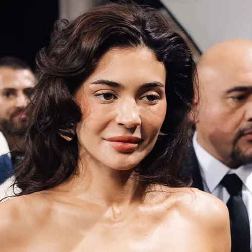 "Kylie Jenner τι έκανες στο πρόσωπο σου;" | Οι χρήστες του Twitter αναρωτιούνται γιατί μοιάζει με 40 χρονών