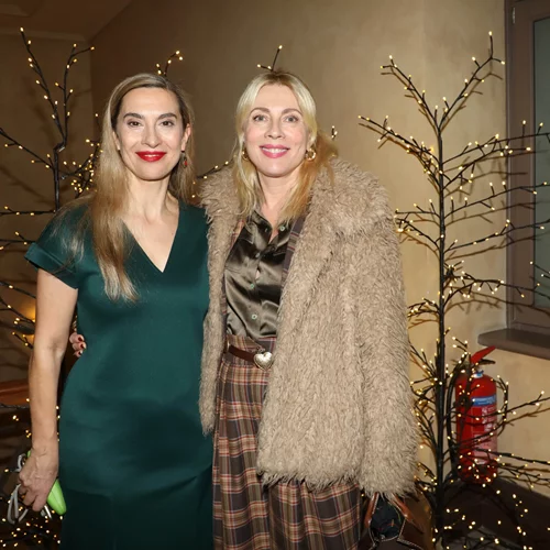 Σμαράγδα Καρύδη | Στην πρεμιέρα της Βίκυς Βολιώτη με τέλειο χειμερινό outfit