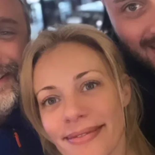 Ζέτα Μακρυπούλια | Ποζάρει για πρώτη φορά μαζί και με τους δύο αδερφούς της