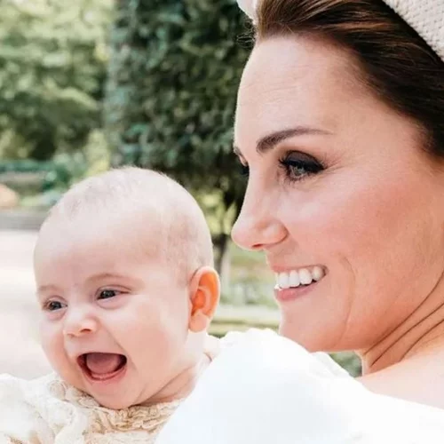 Η εικόνα της πριγκίπισσας της Ουαλίας να πηγαίνει τα παιδιά της στο σχολείο κάνει το γύρο του διαδικτύου