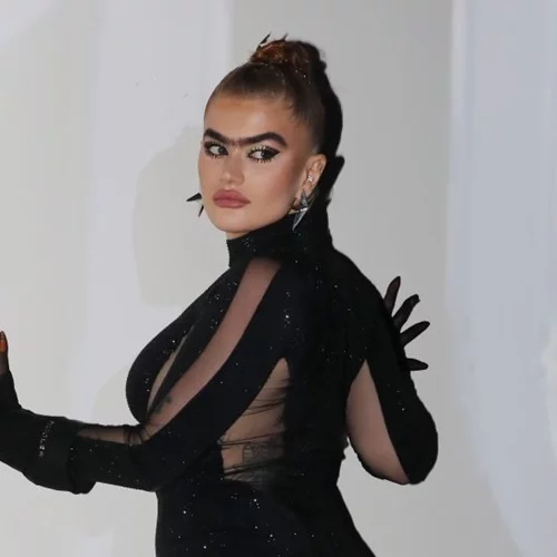 Σοφία Χατζηπαντελή | Με αυτοσχέδια δημιουργία από μονωτική ταινία στη νέα της εμφάνιση