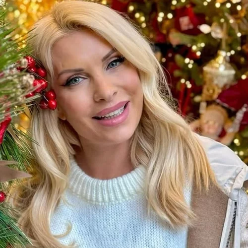 Ελένη Μενεγάκη | Το σατέν πουκάμισό της έχει το χρώμα που θα φοράμε ολόκληρο το 2025