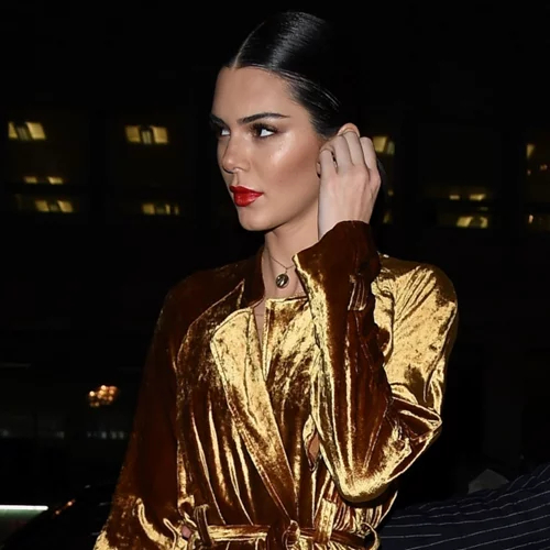 10 βελούδινα φορέματα για εμφανίσεις που αποπνέουν σοφιστικέ πολυτέλεια