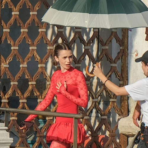 Emily in Athens | Η καλοκαιρινή εμφάνιση της Lily Collins με παρεό στην Ελλάδα