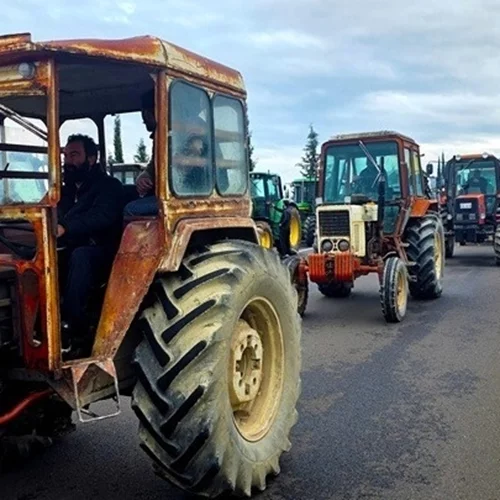 Συνεχίζουν τις κινητοποιήσεις τους οι αγρότες στο μπλόκο του Μπράλου με δίωρο κλείσιμο παραδρόμων και επαρχιακού δικτύου