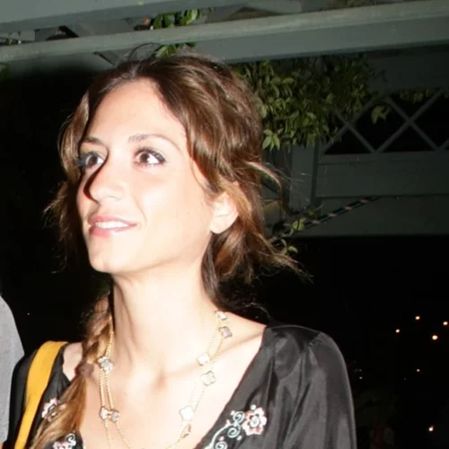 Η Σοφία Καρβέλα στο μποστάνι | Οικογενειακώς στην Αντίπαρο