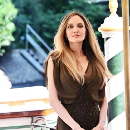 H Angelina Jolie μόλις επανέφερε τις μπούκλες στη μόδα