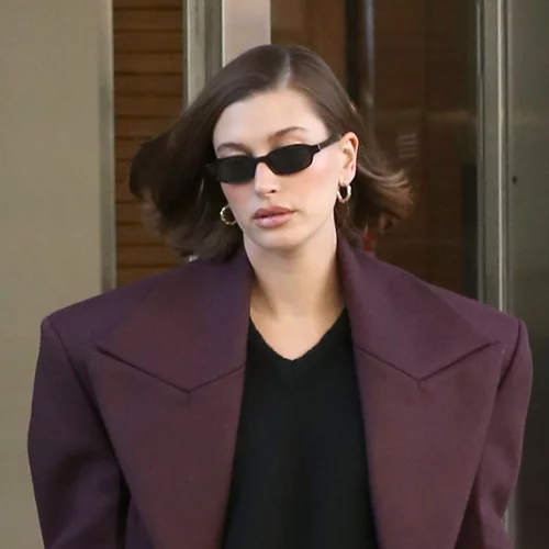 Η Hailey Bieber φόρεσε το καλσόν που προτιμάται λιγότερο και μας εμπνέει για το πως να το φορέσουμε κι εμείς