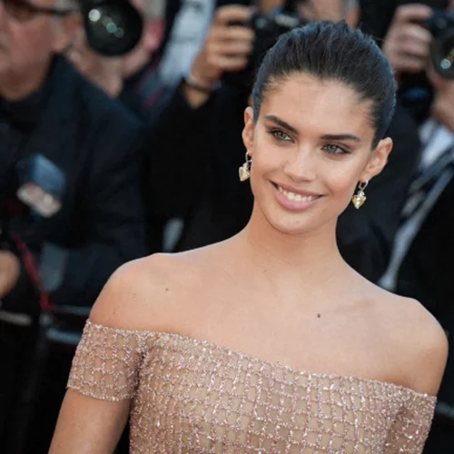 Sara Sampaio | Έκανε το πιο girly χτένισμα που είναι ό,τι πρέπει για την καραντίνα