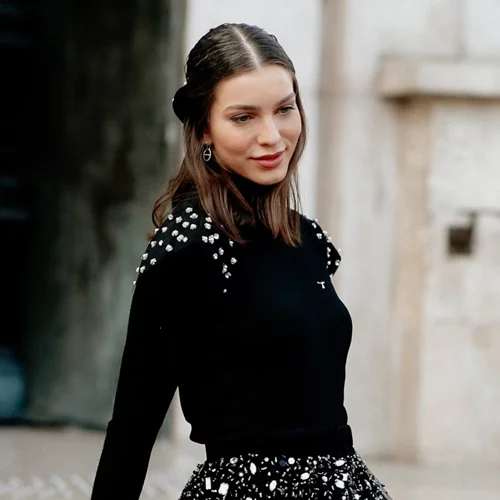 Αυτό είναι το φόρεμα από τη Zara που θα σε κάνει να μοιάζεις με Παριζιάνα