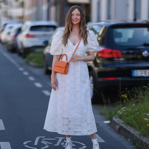 Τα λευκά φορέματα με κεντήματα είναι ό,τι πιο όμορφο θα φορέσεις το καλοκαίρι