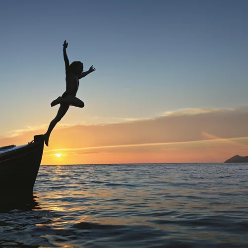 Louis Vuitton | Η νέα διεθνής καμπάνια του οίκου φωτογραφήθηκε σε ελληνικό νησί