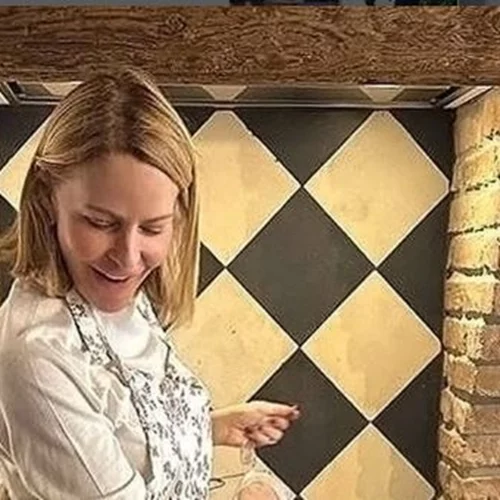 H Τζένη Μπαλατσινού στην κουζίνα του σπιτιού της φτιάχνει γαλλικές συνταγές