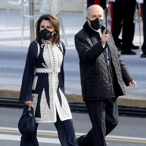 Γιάννα Αγγελοπούλου | Η εμφάνιση με παραδοσιακό πανωφόρι στην παρέλαση