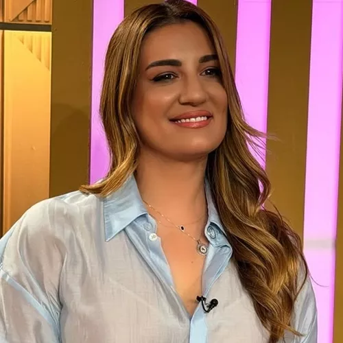 Η Ελίνα Παπίλα εντυπωσιάζει με μπορντό εμφάνιση από την Pink Woman