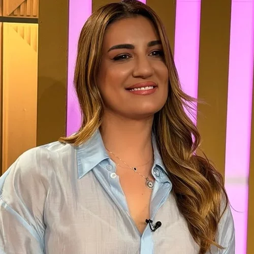 Η Ελίνα Παπίλα εντυπωσιάζει με μπορντό εμφάνιση από την Pink Woman