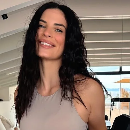 Η Χριστίνα Μπόμπα πάντρεψε την παιδική της φίλη | Η baby pink εμφάνιση της που εντυπωσίασε