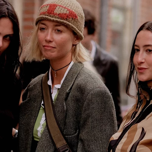 To micro trend των "Scoats" και πώς θα το φορέσεις