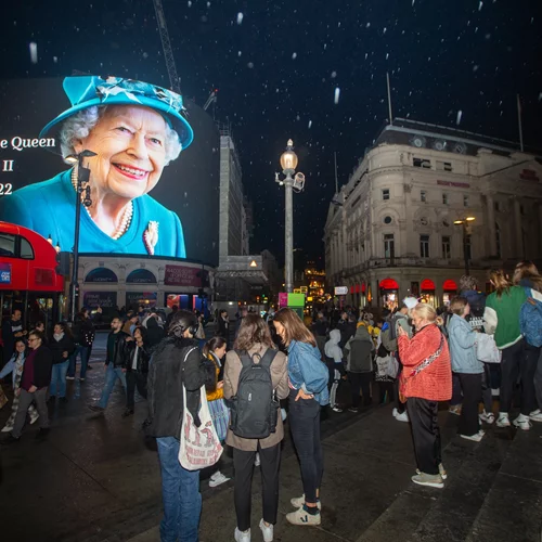 Πώς η Βασίλισσα Ελισάβετ έγινε είδωλο της ποπ κουλτούρας