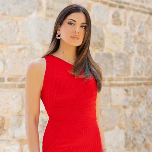 Η Σταματίνα Τσιμτσιλή με τη mini φούστα από την H&M που κολακεύει τις skinny σιλουέτες