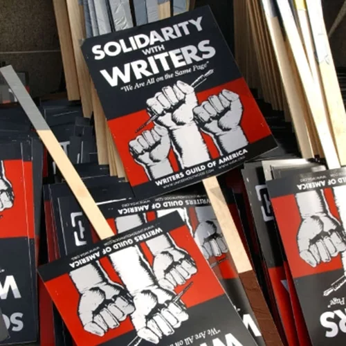 Συγκέντρωση σεναριογράφων στις Βρυξέλλες σε ένδειξη αλληλεγγύης στους απεργούς συναδέλφους τους στην Αμερική